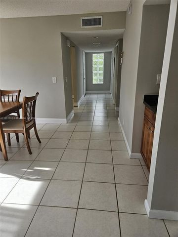 366 Lakeview Dr 104, Weston, FL 33326