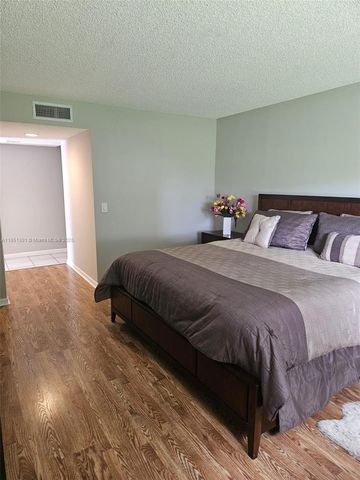 366 Lakeview Dr 104, Weston, FL 33326