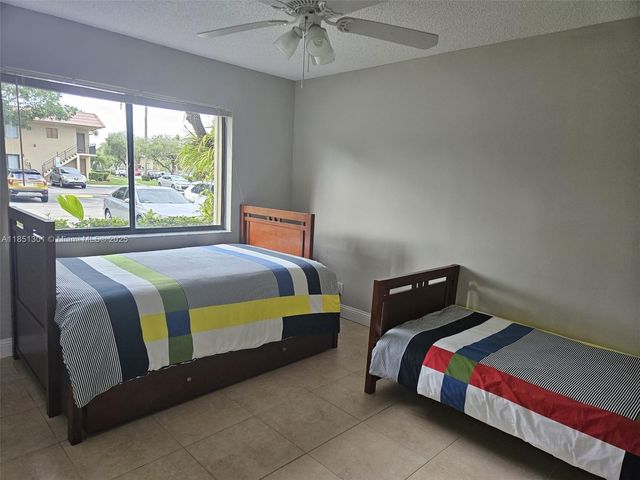 366 Lakeview Dr 104, Weston, FL 33326