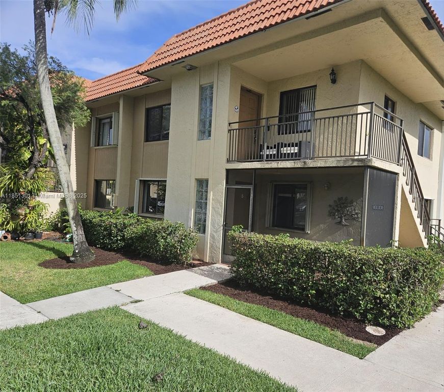 366 Lakeview Dr 104, Weston, FL 33326