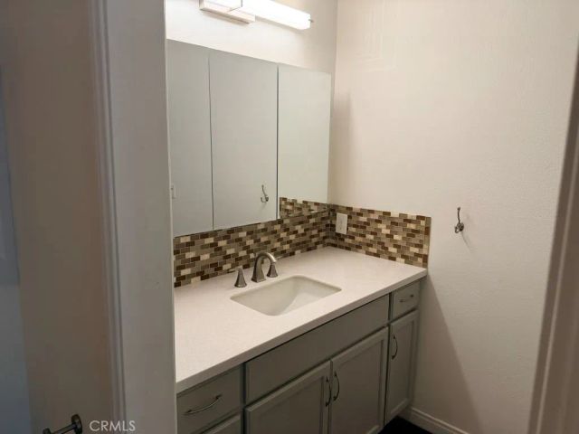8601 International 265, Canoga Park, CA 91304