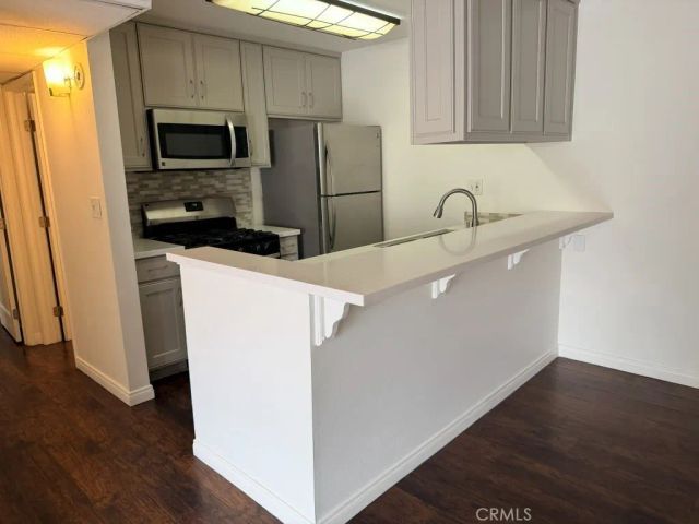 8601 International 265, Canoga Park, CA 91304