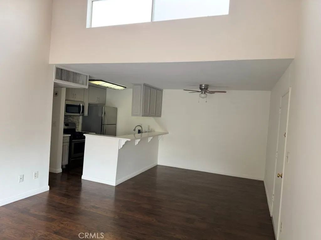 8601 International 265, Canoga Park, CA 91304