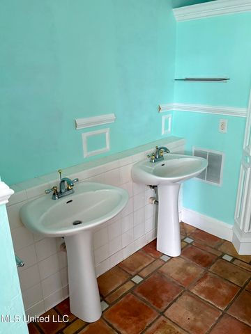 1111 31st Avenue, Gulfport, MS 39501