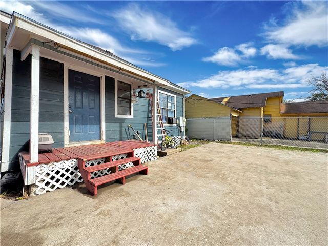 130 W Avenue F, Robstown, TX 78380