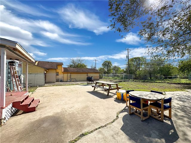 130 W Avenue F, Robstown, TX 78380