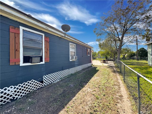 130 W Avenue F, Robstown, TX 78380