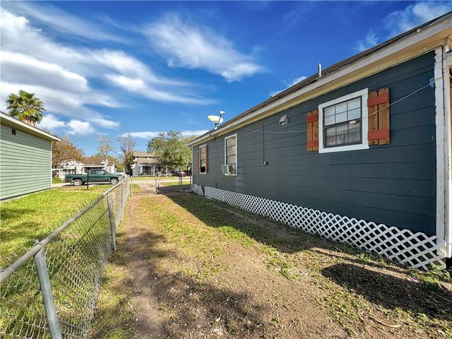 130 W Avenue F, Robstown, TX 78380