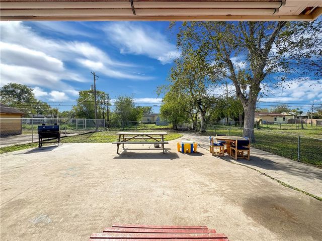 130 W Avenue F, Robstown, TX 78380