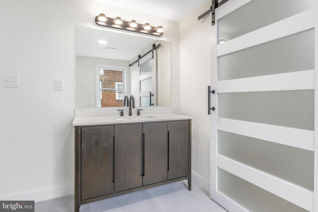 Image 1 of property listing at 505 GREENWICH ST, Philadelphia, PA 19147