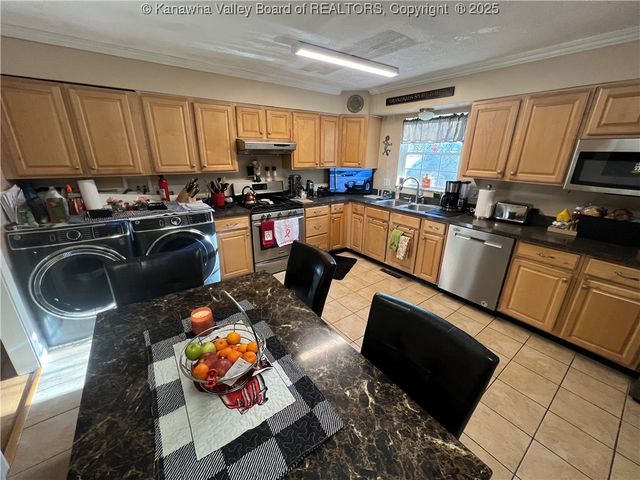 60 Breezy Place, Elkview, WV 25701