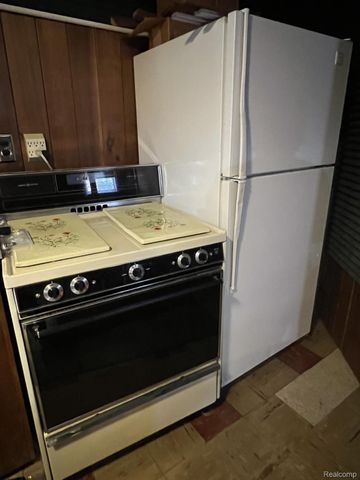 8460 Riverview Street, Dearborn Heights, MI 48127