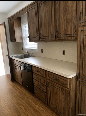 8460 Riverview Street, Dearborn Heights, MI 48127