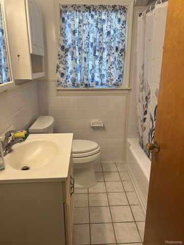 8460 Riverview Street, Dearborn Heights, MI 48127