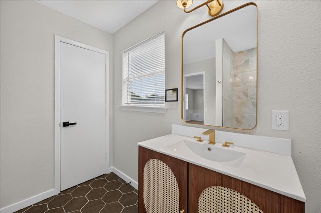 1902 Alamo Drive, Arlington, TX 76012