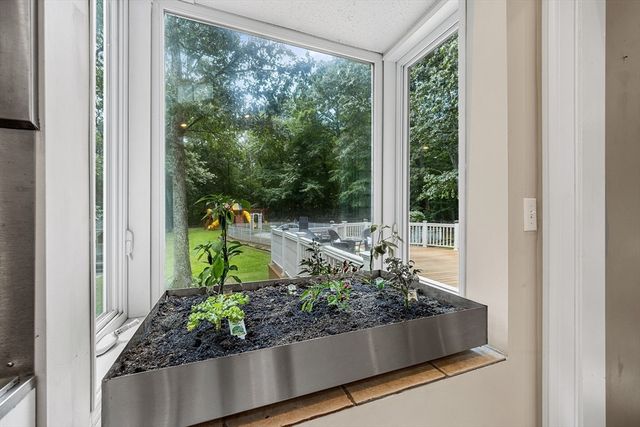 4 Iroquois Ln, Wilbraham, MA 01095