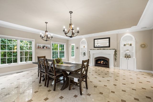 4 Iroquois Ln, Wilbraham, MA 01095