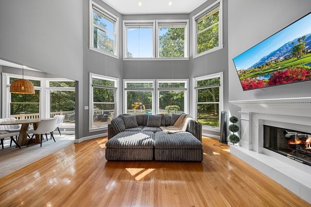 4 Iroquois Ln, Wilbraham, MA 01095