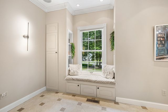 4 Iroquois Ln, Wilbraham, MA 01095