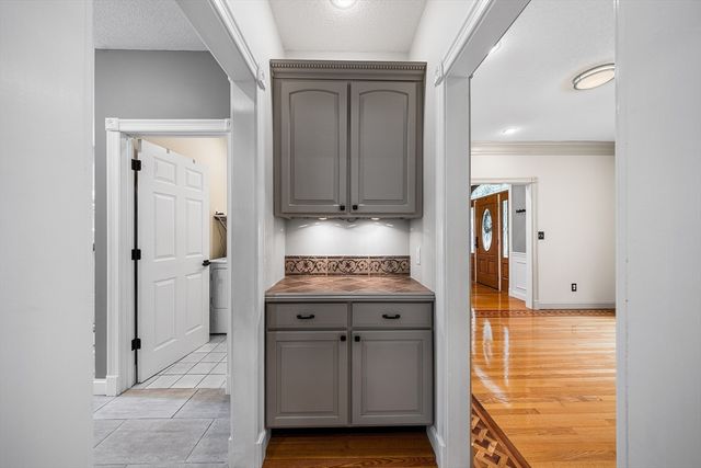 4 Iroquois Ln, Wilbraham, MA 01095