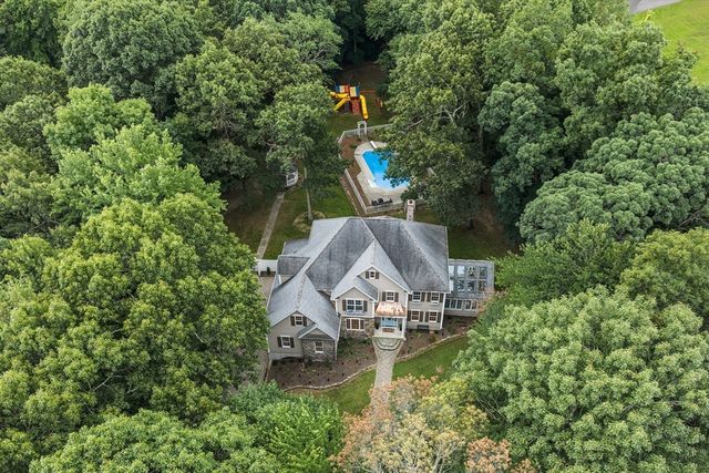 4 Iroquois Ln, Wilbraham, MA 01095