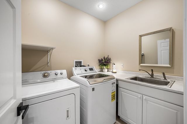 4 Iroquois Ln, Wilbraham, MA 01095