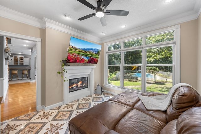 4 Iroquois Ln, Wilbraham, MA 01095