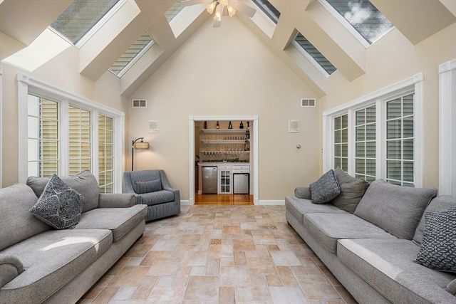 4 Iroquois Ln, Wilbraham, MA 01095