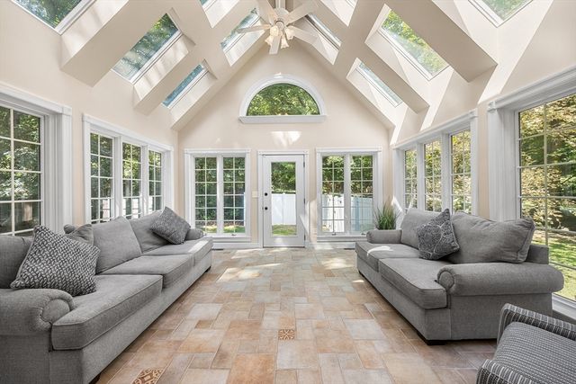 4 Iroquois Ln, Wilbraham, MA 01095