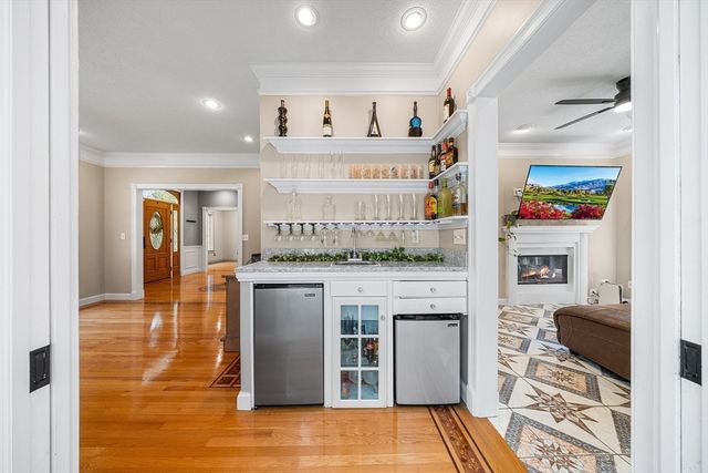 4 Iroquois Ln, Wilbraham, MA 01095