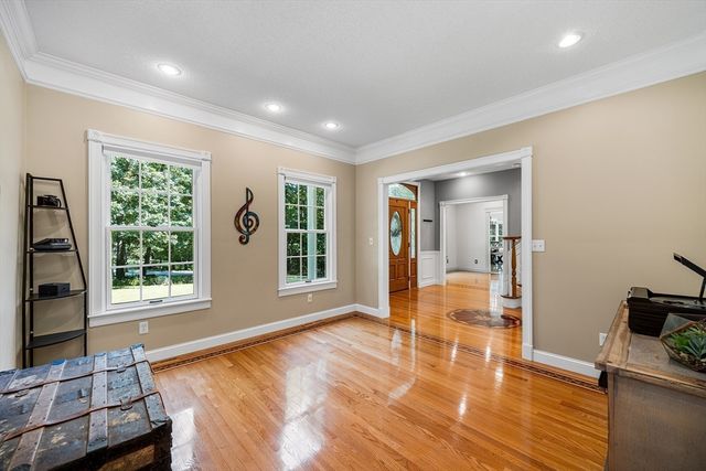 4 Iroquois Ln, Wilbraham, MA 01095