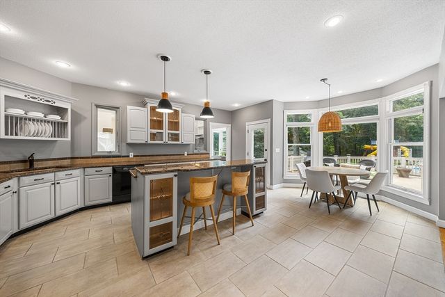 4 Iroquois Ln, Wilbraham, MA 01095