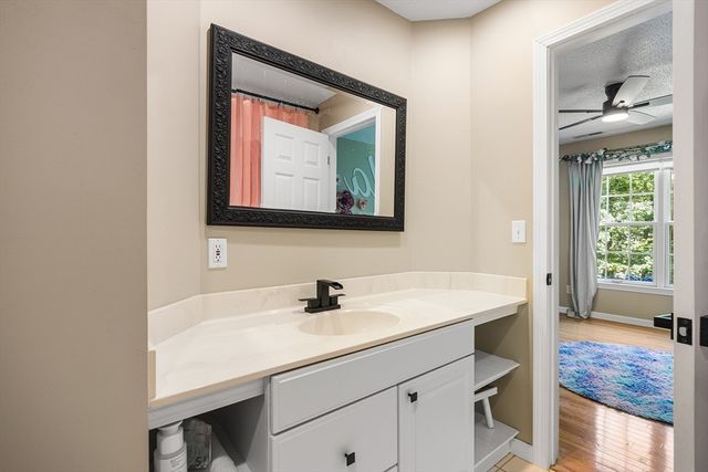 4 Iroquois Ln, Wilbraham, MA 01095