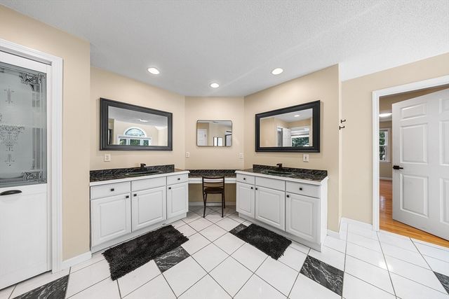 4 Iroquois Ln, Wilbraham, MA 01095