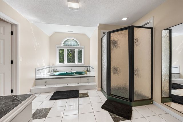4 Iroquois Ln, Wilbraham, MA 01095