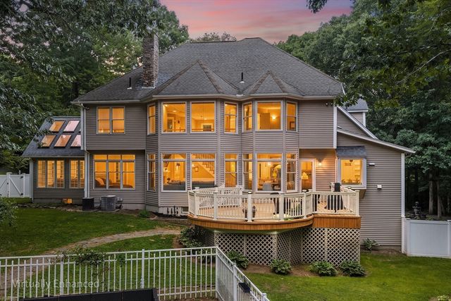 4 Iroquois Ln, Wilbraham, MA 01095