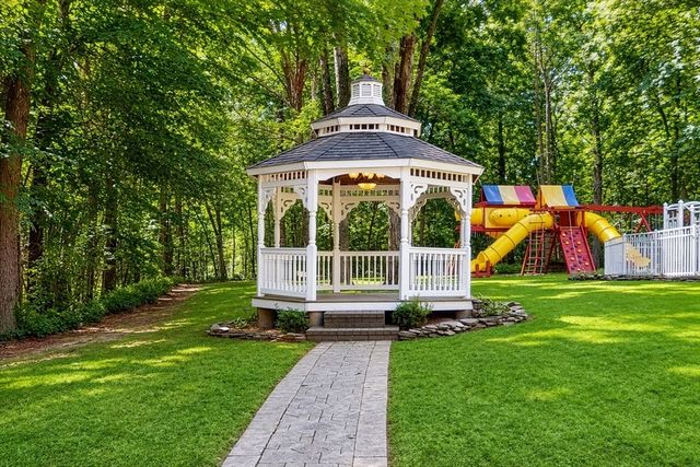 4 Iroquois Ln, Wilbraham, MA 01095