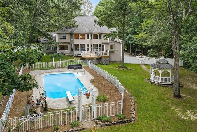4 Iroquois Ln, Wilbraham, MA 01095
