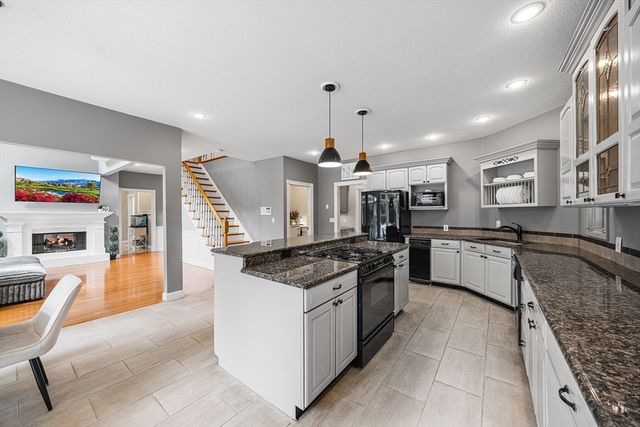 4 Iroquois Ln, Wilbraham, MA 01095