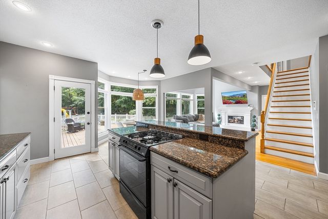 4 Iroquois Ln, Wilbraham, MA 01095
