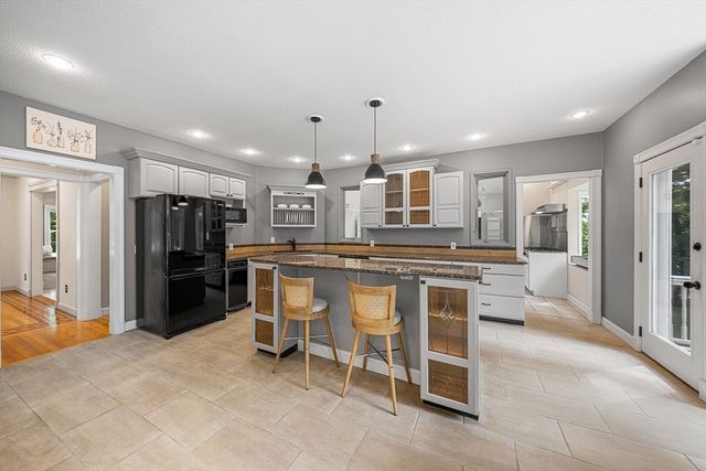 4 Iroquois Ln, Wilbraham, MA 01095