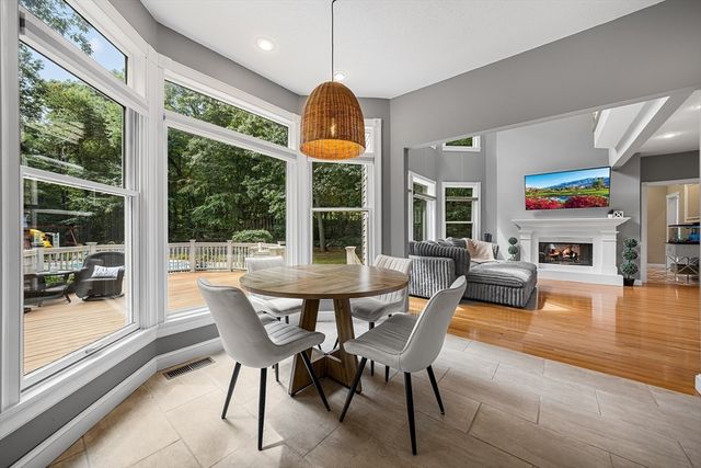 4 Iroquois Ln, Wilbraham, MA 01095