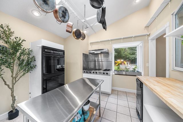 4 Iroquois Ln, Wilbraham, MA 01095
