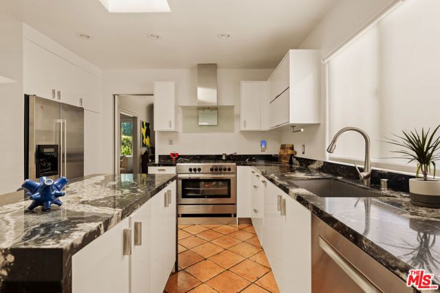 1516 N Genesee Avenue, Los Angeles, CA 90046