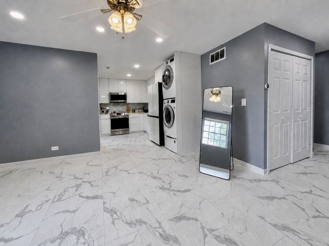 116 GANT Circle F, Streamwood, IL 60107