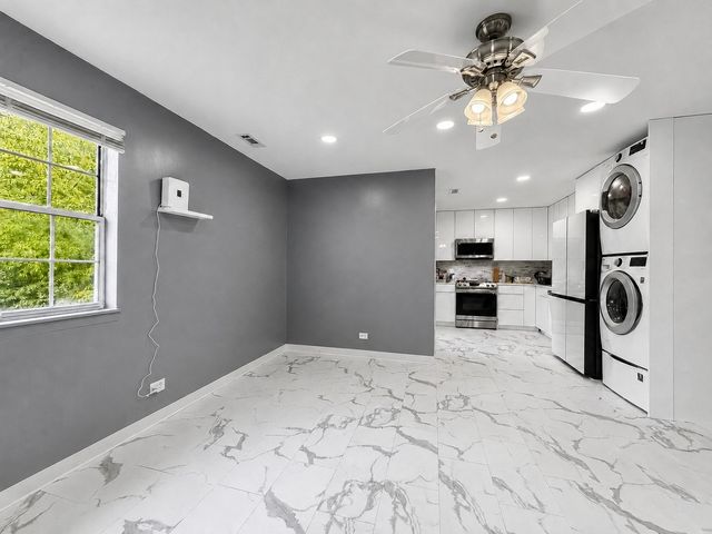 116 GANT Circle F, Streamwood, IL 60107