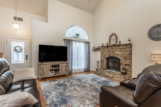 105 W 6th Street, Lindsay, TX 76250