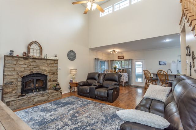 105 W 6th Street, Lindsay, TX 76250