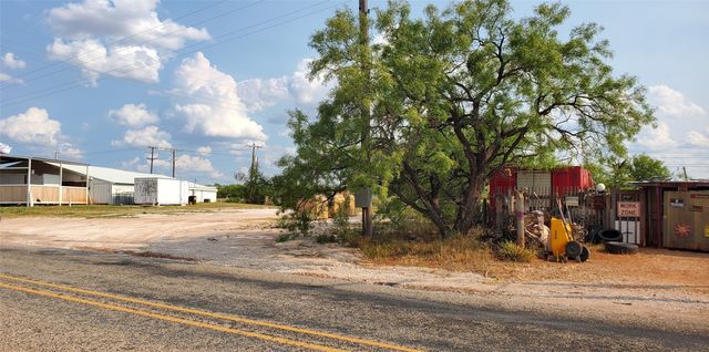 1011 North Street, Tye, TX 79603
