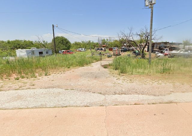 1011 North Street, Tye, TX 79603